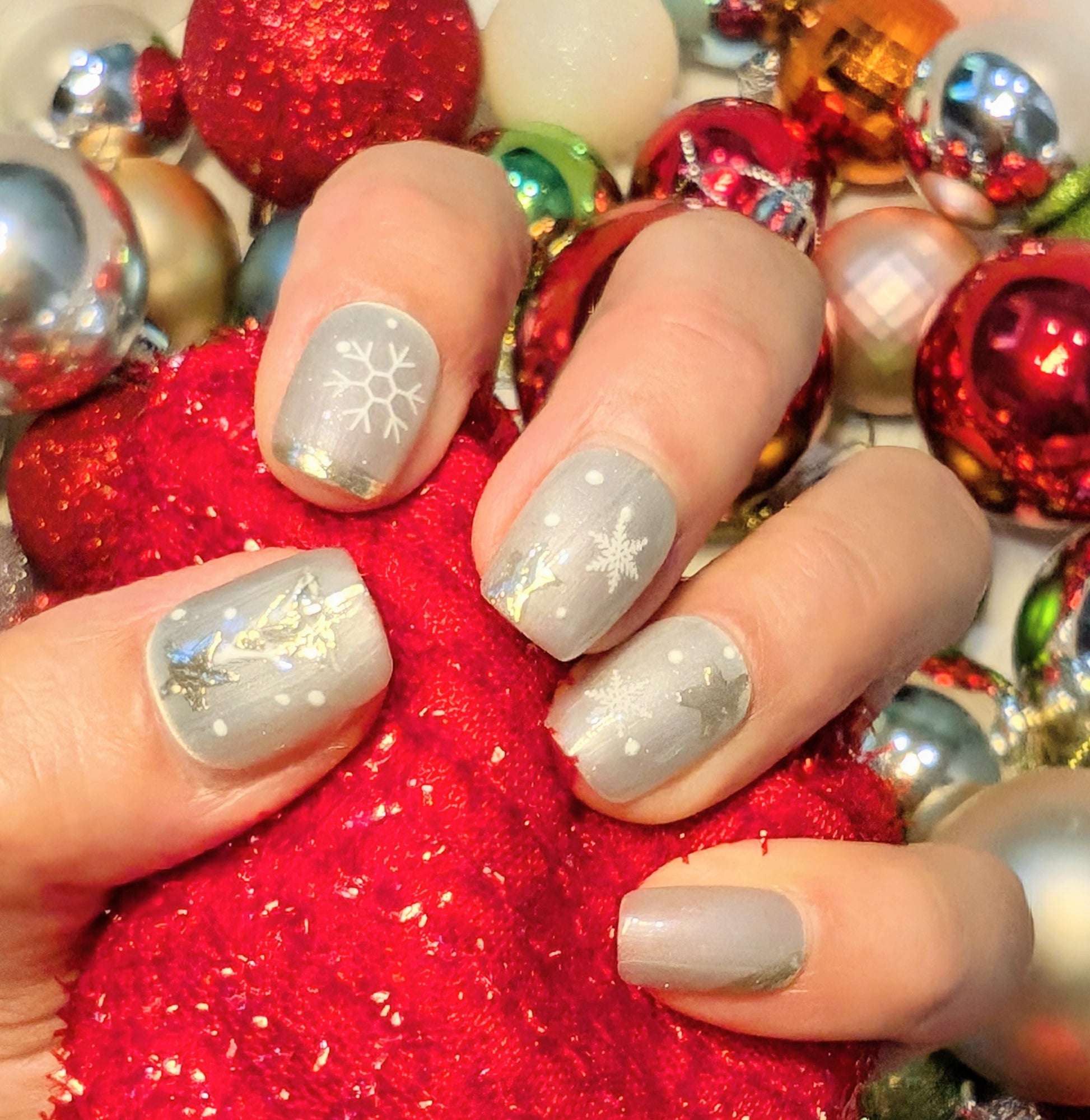 red christmas nails